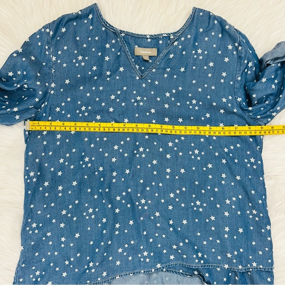 Neiman Marcus 3/4 Sleeve Chambray Blouse with Star Print/Asymmetrical Hem - Picture 11 of 16